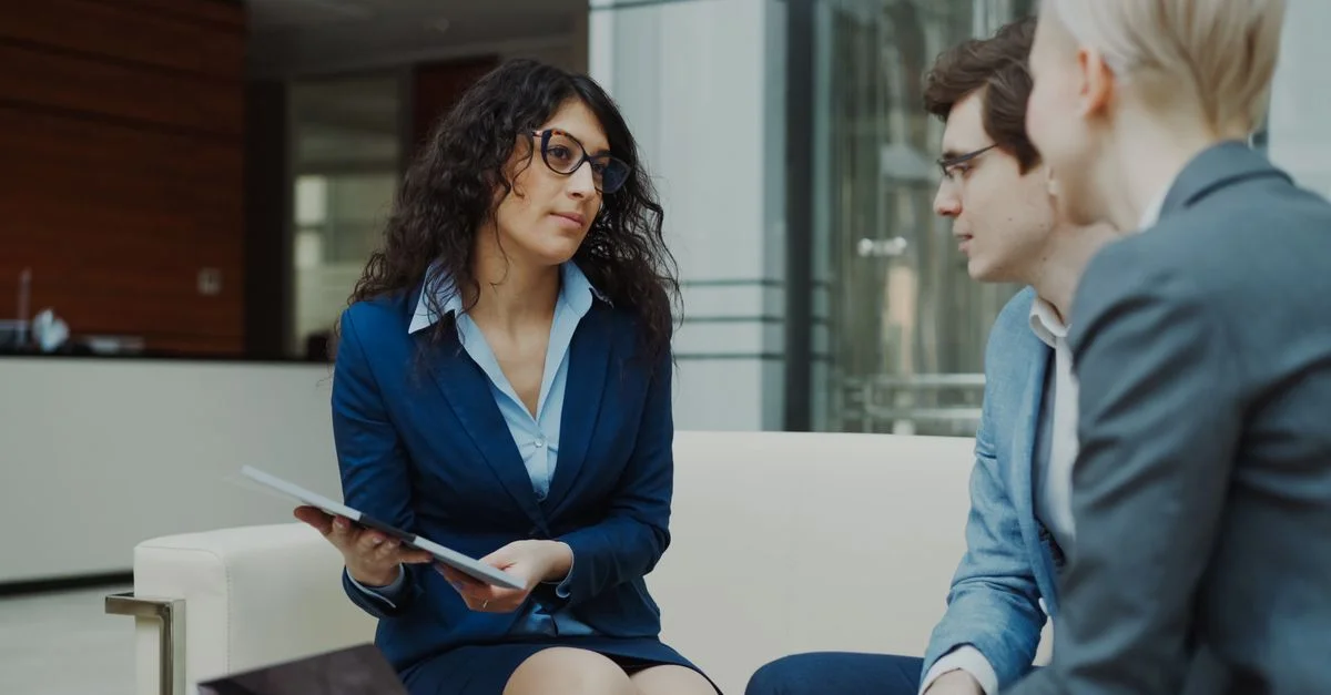 Une réunion professionnelle avec une équipe discutant des stratégies commerciales dans un cadre de bureau moderne.